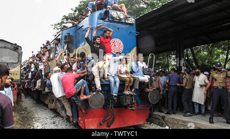 2019 Bangladeshihomebound peopletrytoclimbontheroofofanovercrowded trainasthey Head t thei hometownsahead der muslimischen holidayofEid. © Nazmulislam/Alamy Stockfoto