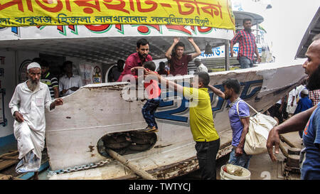 Eid Journey Life Risk,01jun 2019Dhaka, Bangladesch, Leute nehmen an der Einführung für das bevorstehende religiöse Festival Eid ul fitr im Sadarghat Terminal Banglades Teil Stockfoto