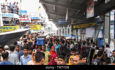 Eid Journey Life Risk,01jun 2019Dhaka, Bangladesch, Leute nehmen an der Einführung für das bevorstehende religiöse Festival Eid ul fitr im Sadarghat Terminal Banglades Teil Stockfoto