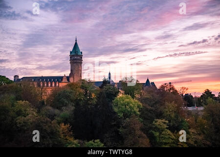 Panoramablick auf die Altstadt von Luxemburg bei Sonnenuntergang Stockfoto