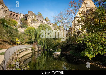 Wunderbare Aussicht auf Alzette Fluss und Bockfelsen in Wengen. Die Stadt Luxemburg Stockfoto