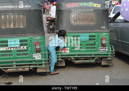 Verkehrsunfall 23may 2019 Dhaka Bangladesch, in der Hauptstadt Dhaka passieren ständig Unfälle aufgrund rücksichtsloser Geschwindigkeit von Fahrzeugen. Ein Gig Stockfoto