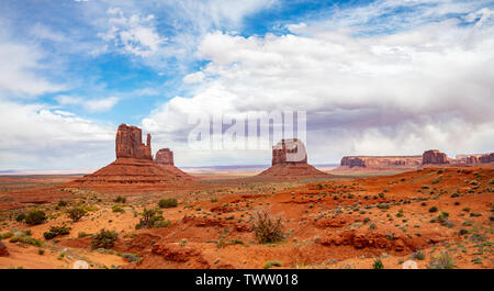 Monument Valley, Navajo Tribal Park in der arizona-utah Grenze, die Vereinigten Staaten von Amerika. Red Rocks gegen bewölkter Himmel Hintergrund Stockfoto