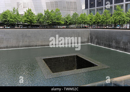 New York City, USA - Juni 05, 2019: die Menschen an den Rändern der Nationalen September 11 Memorial und Museum und beobachten Square reflektierende Pools. Stockfoto