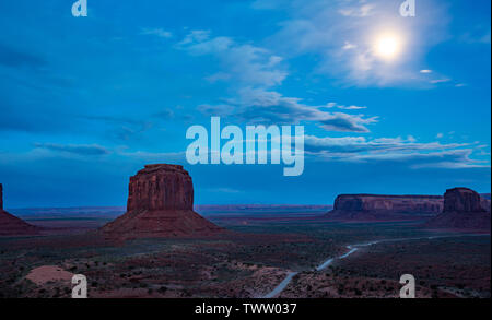 Das Monument Valley, den Vollmond im Frühling. Red Rocks gegen den blauen Himmel am Abend. Navajo Tribal Park in der arizona-utah Grenze, United States von Americ Stockfoto