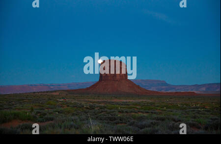 Das Monument Valley, den Vollmond im Frühling. Red Rocks gegen den dunkelblauen Himmel. Navajo Tribal Park in der arizona-utah Grenze, die Vereinigten Staaten von Amerika. Stockfoto