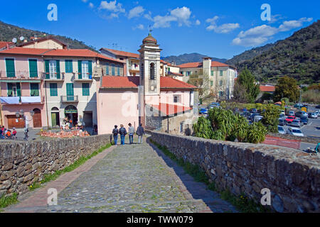 Mittelalterlichen Steinbrücke über den Fluss Nervia, Dolceacqua, Provinz Imperia, Riviera di Ponente, Ligurien, Italien Stockfoto