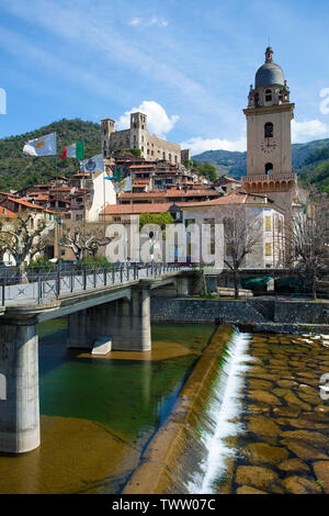 Das mittelalterliche Dorf Dolceacqua am Fluss Nervia, Kirche Sant Antonio Abate und über dem Castello dei Doria, Schloss aus dem 15. Jahrhundert, Ligurien, Italien Stockfoto