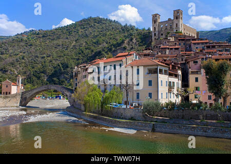 Das mittelalterliche Dorf Dolceacqua am Fluss Nervia, über dem Castello dei Doria, Schloss aus dem 15. Jahrhundert, Riviera di Ponente, Ligurien, Italien Stockfoto