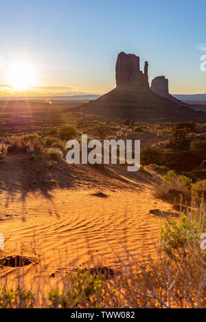 Monument Valley bei Sonnenaufgang. Navajo Tribal Park in der arizona-utah Grenze USA. Sonne hinter den roten Felsen, klaren Himmel Hintergrund Stockfoto