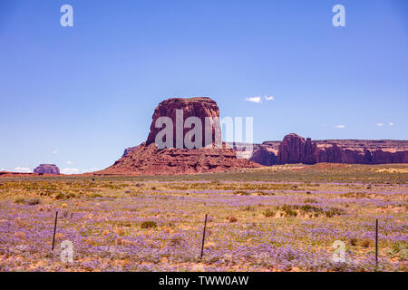 Monument Valley, Navajo Tribal Park in der arizona-utah Grenze, die Vereinigten Staaten von Amerika. Red Rocks gegen den blauen Himmel Hintergrund Stockfoto