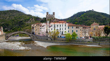 Das mittelalterliche Dorf Dolceacqua am Fluss Nervia, über dem Castello dei Doria, Schloss aus dem 15. Jahrhundert, Riviera di Ponente, Ligurien, Italien Stockfoto