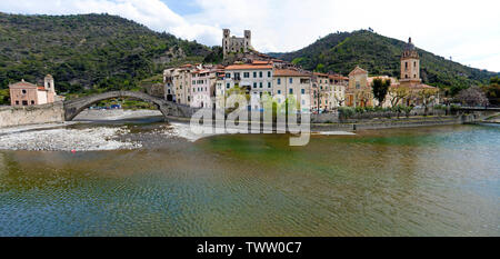 Das mittelalterliche Dorf Dolceacqua am Fluss Nervia, rechts die Kirche Sant Antonio Abate, über dem Castello dei Doria, Ligurien, Italien Stockfoto