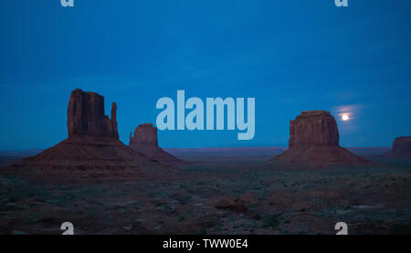 Das Monument Valley, den Vollmond im Frühling. Red Rocks gegen den dunkelblauen Himmel. Navajo Tribal Park in der arizona-utah Grenze, die Vereinigten Staaten von Amerika. Stockfoto