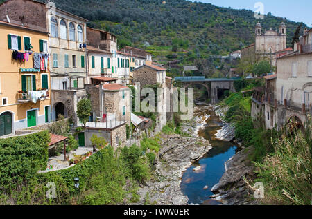 Das mittelalterliche Dorf Dolcedo Prino am Fluss, povince Imperia, Riviera di Ponente, Ligurien, Italien Stockfoto