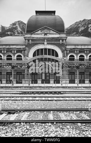 Eingang Vorderansicht des verlassenen Canfranc International Railway Station und deren Gleise (Canfranc, Pyrenäen, Huesca, Aragón, Spanien) Stockfoto