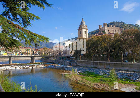 Das mittelalterliche Dorf Dolceacqua am Fluss Nervia, Kirche Sant Antonio Abate und über dem Castello dei Doria, Schloss aus dem 15. Jahrhundert, Ligurien, Italien Stockfoto