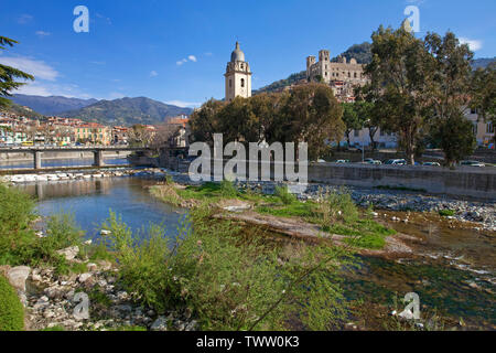 Das mittelalterliche Dorf Dolceacqua am Fluss Nervia, Kirche Sant Antonio Abate und über dem Castello dei Doria, Schloss aus dem 15. Jahrhundert, Ligurien, Italien Stockfoto