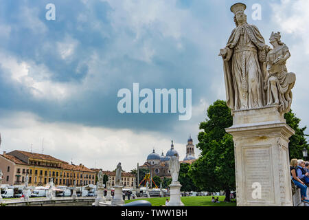 PADUA, ITALIEN - 25 Mai, 2019: Blick auf die Statuen in Prato della Valle in Padua, Italien. Er ist der größte Platz in Italien und einer der größten Stockfoto