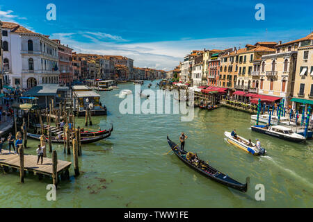 Nicht identifizierte Personen an der traditionellen Gondeln auf dem Canal Grande in Venedig, Italien. Stockfoto