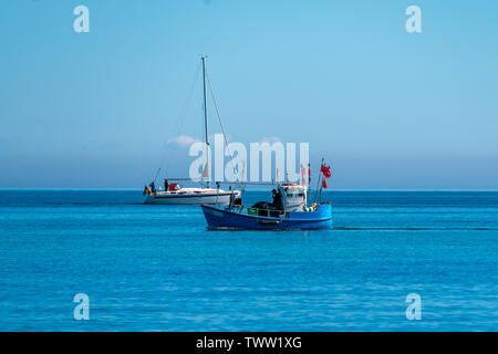 Fischerboot mit roten Fahnen auf der Ostsee in der Nähe von Heiligendamm und Kühlungsborn Stockfoto