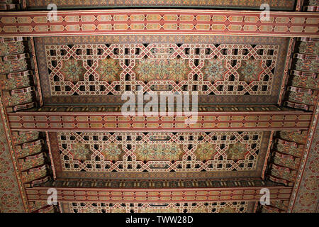 Verziert bemalte Decke in der Moschee Hassan II in Casablanca, Marokko Stockfoto