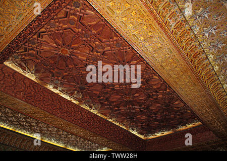 Verziert bemalte Decke in der Moschee Hassan II in Casablanca, Marokko Stockfoto