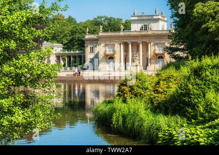 Lazienki Park mit See und neoklassischen Palast auf der Insel in der Stadt Warschau in Polen. Stockfoto