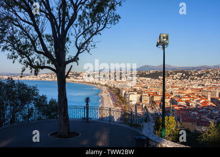 Stadt Nizza in Frankreich von einem Hügel, Französische Riviera Stadtbild bei Sonnenaufgang. Stockfoto