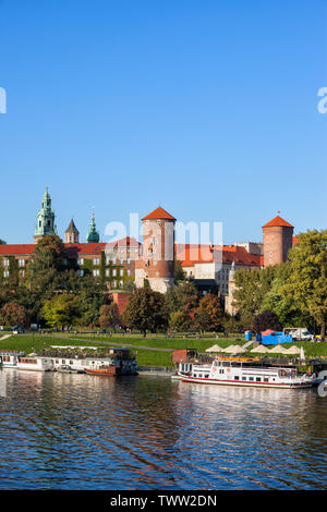 Schloss Wawel und Restaurant Boote auf dem Fluss in Krakau, Polen. Stockfoto