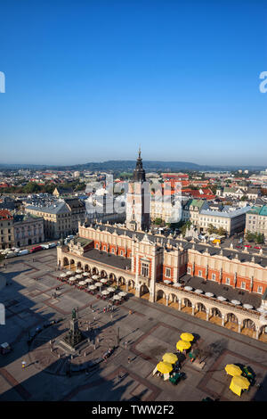 Luftaufnahme der Stadt Krakau in Polen, Altstadt Hauptplatz mit Tuch Halle in der Mitte. Stockfoto