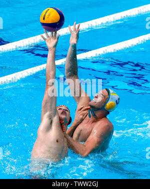 Belgrad, Serbien. 23. Juni 2019. Spanien Alvaro Granados Ortega (L) Mias mit Australiens Nathan macht während der FINA Wasserball World League Match für die Bronzemedaille in Belgrad, Serbien, am 23. Juni 2019. Credit: Predrag Milosavljevic/Xinhua/Alamy leben Nachrichten Stockfoto