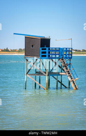 Typischen hölzernen Angeln Hütte auf Stelzen in den Atlantischen Ozean in der Nähe von La Rochelle, Frankreich Stockfoto