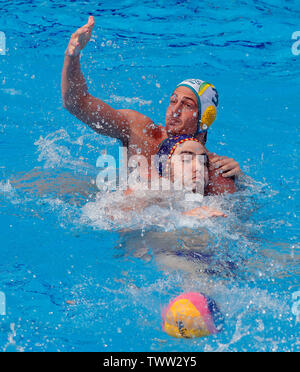 Belgrad, Serbien. 23. Juni 2019. Spanien ist Roger Tahull Compte (vorne) Mias mit Australiens George Ford während der FINA Wasserball World League Match für die Bronzemedaille in Belgrad, Serbien, am 23. Juni 2019. Credit: Predrag Milosavljevic/Xinhua/Alamy leben Nachrichten Stockfoto