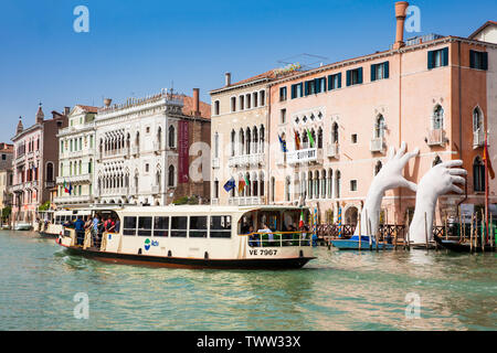 Venedig, Italien - April 2018: Hände Skulptur des spanischen Künstlers Lorenzo Quinn im Venedig Canal Grande erstellt eine Aussage über das Negative zu machen Stockfoto