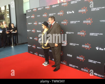 Angus Macfadyen und Lulu besucht die Weltpremiere von Robert the Bruce im Edinburgh International Film Festival. Stockfoto