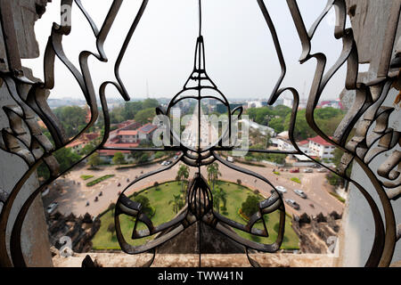 VIENTIANE, LAOS - MÄRZ 2019; Blick von oben Patuxai Denkmal Stockfoto