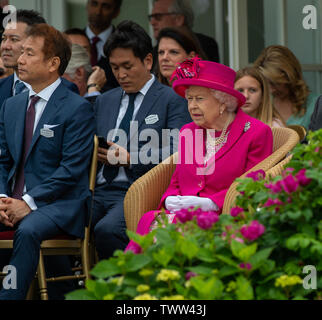 Windsor Great Park, Egham, Surrey, Großbritannien. 23. Juni 2019. Ihre Majestät die Königin sitzt in der Königsloge und Uhren der Schlitten fahren bei Guards Polo Club. Credit: Maureen McLean/Alamy leben Nachrichten Stockfoto