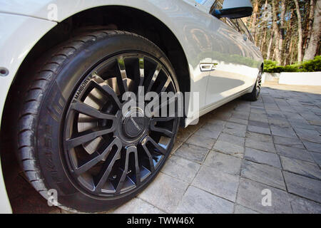 Grodno, Weißrussland, 16. Mai 2013: Moderner Luxus BMW 750Li XDrive geparkten Auto auf Stein gepflasterte Parkplätze mit Mansory schwarz Leichtmetallfelgen und Falken Reifen in der Nähe Stockfoto