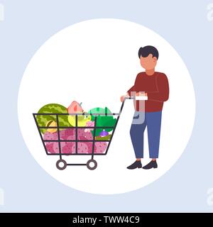 Mann Lebensmittelgeschäft Kunden drücken Trolley Warenkorb mit Lebensmittel Gemüse und Früchte männliche shopper Produkte kaufen Shopping Konzept Flachbild in voller Länge Stock Vektor