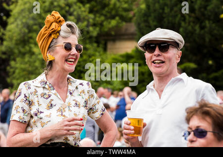 Paar tragen 1940 Kleidung im Tal Gärten auf 1940 s Tag, Harrogate, England, UK, 23. Juni 2019. Stockfoto