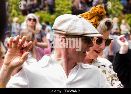 Mann mit flacher Deckel und Tanz im Tal Gärten auf 1940 s Tag, Harrogate, England, UK, 23. Juni 2019. Stockfoto