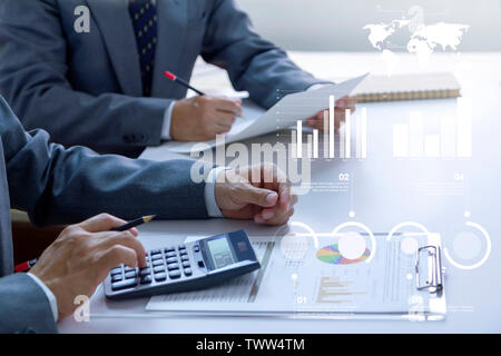 Zwei Geschäftsleute in einem Konferenzraum sind zutiefst Überprüfung der Abschlüsse und Berichte für einen Return on Investment oder Investitionen Risikoanalyse. Stockfoto