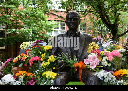 Alan Turing Statue mit Blumen Stockfoto