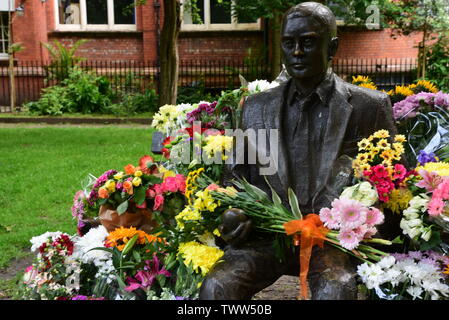 Alan Turing Statue mit Blumen Stockfoto