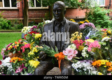 Alan Turing Statue mit Blumen Stockfoto