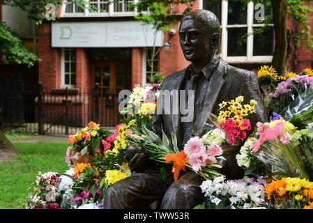 Alan Turing Statue mit Blumen Stockfoto