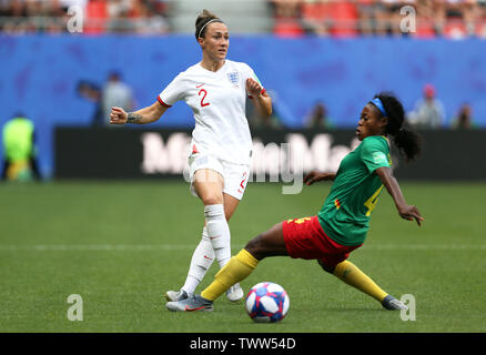 England's Lucy Bronze (links) und in Kamerun Yvonne Leuko Kampf um den Ball während der FIFA Frauen-WM, die Runde der letzten 16 Match am Zustand du Hainaut, Valenciennes. Stockfoto