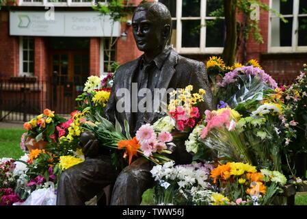 Alan Turing Statue mit Blumen Stockfoto