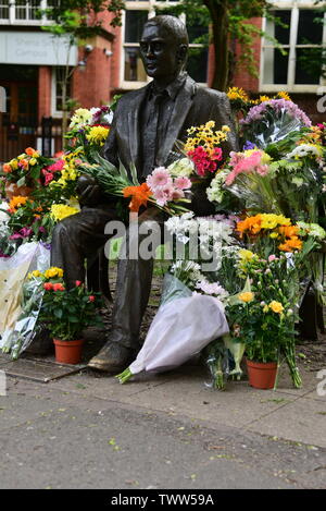 Alan Turing Statue mit Blumen Stockfoto